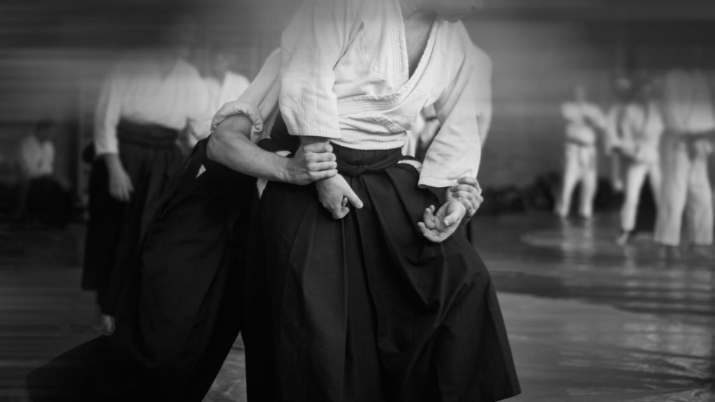Aikido to japońska sztuka walki, która skupia się na wykorzystaniu przeciwnika przeciwko niemu